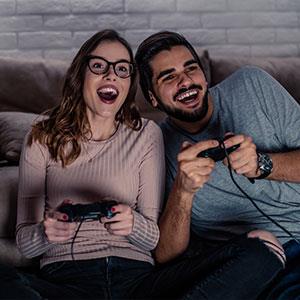 singles on a gamer date, having fun