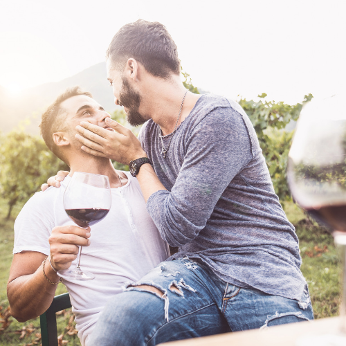 dos hombres flirteando con vino